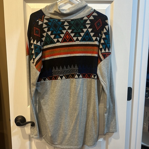 Women’s Aztec print shirt size large. EUC - Picture 2 of 3